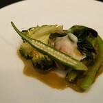 ベルエキップ - 牡蠣のバーニャカウダのアップ
      ソースのねずみ色がバーニャカウダーに似てる為命名されてる
      前回とは違い磯臭さを残した牡蠣ソースの味わい
      これもワインと合うだろうねえ！