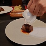 ベルエキップ - 究極のビーフシチューに濃厚なビーフソースを掛けられている。煮詰めた牛のエキスのソースに継ぎ足し、継ぎ足しして作られている