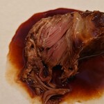 ベルエキップ - 究極のビーフシチュー　お肉は副菜？
      メインは牛の濃厚なソースとなる。
      お肉は簡単に解れていく