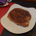 ベルエキップ - カットされる前のマダムビュルゴーのシャラン鴨
      普通は横に切って4人分取られるらしいけど、筋線を切ると香りが飛んでしまうので縦に切られて提供されている