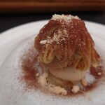 ベルエキップ - 栗のティラミスは濃厚なマロンクリームとアイス、マカロンの食感が面白い