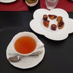 ベルエキップ - 小菓子と紅茶　アップルパイと紅茶のペアリングがまたいいねえ！
