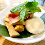 自家製麺 くろ松 - トッピングはワンタン以外は別皿で提供されます。
            レアチャーシュー、鶏チャーシュー、メンマ、煮卵