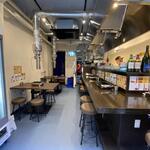 ホルモン人生タロちゃん - 4名テーブル×２とカウンター8席の狭い店内です！