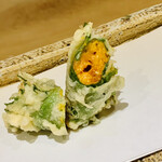 日本橋 蕎ノ字 - ☆うに大葉巻き（北海道産）。
      ◎馬糞雲丹を大葉に巻いて天ぷらは格別な美味さ。塩で頂く。