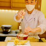 日本橋 蕎ノ字 - ◎揚げた穴子を大将自ら目の前でサクッと音をさせて真っ二つに。