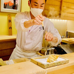 日本橋 蕎ノ字 - ◎横浜市柴漁港で揚がるアナゴは「小柴のアナゴ」と呼ばれ、料理人からの評価も高い。