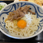 Sanuki udon mugifuku - 黒毛和牛の肉すじ釜玉うどん