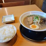 らーめん酒房　遊麺 - 九州ラーメン 780円