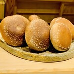 日本橋 蕎ノ字 - ◎玉取茸とは静岡市岡部町の杉山農園の椎茸。栽培中の椎茸にモーツアルトを聞かせて育てている。