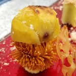 日本料理 TOBIUME - ③甘露煮の栗(福岡県若松産)と揚げ素麺のイガ
      甘過ぎず栗らしい優しい甘み、パリパリとした素麺イガの食感も楽しい
      意外と日本酒に合いますね