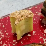 日本料理 TOBIUME - ④銀杏(福岡県若松産地)と蛇頭魚(エソ)(福岡県博多湾産)の擂り身の公孫樹(いちょう)
      産卵期は春～夏、旬は秋～春
      骨が多く練り物に使われるが旨みのある魚
      銀杏の青い甘みと良く合っています