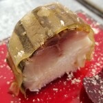 日本料理 TOBIUME - ⑤松前寿司(松前昆布を使った鯖寿司)(福岡県芦屋産)
      産卵期は春～夏、旬は秋～冬
      実はスーバーで売っている様な鮮度が悪い鯖だと嘔吐しそうになり食べられないのですが、新鮮な鯖は旨みがあり大好き！