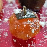 日本料理 TOBIUME - ⑦黄身(福岡県若松産:なかにし養鶏場の平飼い鶏の卵)の味噌漬けと求肥(りゅうひ)昆布の柿
      本物の柿の後に、柿に見たてた半熟卵
      濃厚で円やかなコクが印象的