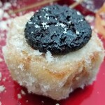 日本料理 TOBIUME - ⑨素揚げ里芋(福岡県若松産)の田楽
      里芋は煮て下味を付けてから素揚げしてあり、衣のパリッとした食感と里芋の軟らかさの対比が楽しいし、田楽味噌もマッチしてます