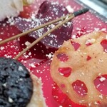 日本料理 TOBIUME - ⑩蓮根と紫芋のチップス、おからの卯の花
      こういう演出の小物も美味しく抜かり無い
      松の葉も抹茶素麺を素揚げにしてパリッとしています
      日本酒に合うんだよねぇ♪