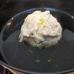 日本料理 TOBIUME - ⑪渡り蟹の真薯、奥井海生堂の蔵囲十年もの利尻昆布と削り立て本枯節(鹿児島県枕崎産)の出汁のお椀
      野菜か真薯で一口目の出汁を混じり気無く味わえる完成度の高いお椀でした