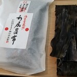 日本料理 TOBIUME - ⑪奥井海生堂の蔵囲十年もの利尻昆布(一級)
      真昆布の様な円やかさでありながら、利尻昆布の鋭角的な旨みが後ろから追い抜いてきます
      ヴィンテージのブラン・ド・ブランの様な円熟さと魅惑的な鋭さです