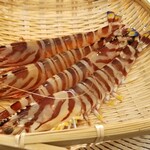 日本料理 TOBIUME - ⑮大車海老(福岡県芦屋産)
      産卵期は初夏～初秋、旬は初夏～初秋
      茹でたり蒸したりした時に出るドットが綺麗な朱色になるのが天然物
      養殖はドットが茶色に滲みます