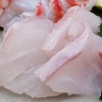 日本料理 TOBIUME - ⑬九絵(福岡県若松産、朝9時〆、右側)
      神経〆がしっかり出来ているので朝〆なのに身がピクピクと動いてますが硬さはありません
      朝〆は腹身で旨みのあるものを出しており、甘さ&旨みを感じます