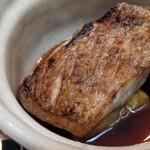 日本料理 TOBIUME - ⑯炭火焼き赤鯥(別称:ノドグロ)(山口県下関産、3日寝かせ)、赤鯥の煮付け汁と焼き朝獲れ茄子(福岡県若松産)
      皮はパリッと身はフワッと、焼きの技術が断然上がった気がします
      茄子も◎