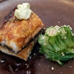 日本料理 TOBIUME - ⑰炭火焼き海鰻(福岡県宗像産)、胡瓜(福岡県若松産)
      産卵期は初夏～晩秋、旬は秋～晩秋
      臭みが無く脂のりが良くて濃厚な滋味あり
      皮はパリパリに芳ばしく焼かれ、自然な脂がジュワーと溢れ出てサイコー！