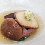 日本料理 TOBIUME - ⑱平戸牛(長崎県平戸産)のシャトーブリアンの炭火焼きステーキ、空芯菜(福岡県若松産)と椎茸(福岡県若松産)、銀餡(福岡県秋月産:廣久本葛)掛け
      地元の本葛を使ったソースに拘りを感じます