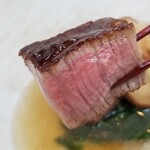 日本料理 TOBIUME - ⑱平戸牛(長崎県平戸産)のシャトーブリアンの炭火焼きステーキ
      濃過ぎない脂の旨みとお肉の軟らかさ
      お肉に対するボキャブラリーの少なさに閉口(笑)
      