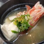 日本料理 TOBIUME - ⑳大車海老(福岡県芦屋産)の頭入りお味噌汁
      お味噌汁の味わいは優しいのですが、車海老の主張が凄い！
      華やかな甘みがお味噌汁をゴージャスにしてしまいます♪