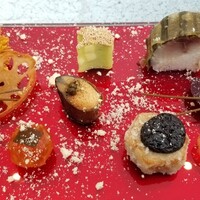 日本料理 TOBIUME - 吹き寄せ　”小さい秋見つけた”
                    ③甘露煮の栗
                    ④銀杏と蛇頭魚の擂り身の公孫樹
                    ⑤松前寿司
                    ⑥柿と田川豆腐の白和え、生落花生載せ
                    ⑦黄身の味噌漬けと求肥昆布の柿
                    ⑧炭火焼き子持ち鮎
                    ⑨素揚げ里芋の田楽
                    