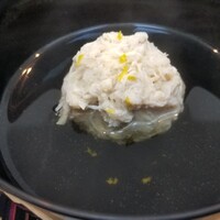 日本料理 TOBIUME - ⑪渡り蟹の真薯、奥井海生堂の蔵囲十年もの利尻昆布と削り立て本枯節(鹿児島県枕崎産)の出汁のお椀
                      野菜か真薯で一口目の出汁を混じり気無く味わえる完成度の高いお椀でした