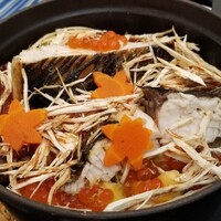 日本料理 TOBIUME - ⑲秋鰆(福岡県波津産)、新イクラ(北海道産)、零余子(福岡県宗像産)、栗(福岡県若松産)、松茸(山口県産)の炊き込みご飯
                    産卵期は春～夏、旬は秋～春
                    旬の鰆を炭火焼きに、脂の旨みがメチャうま！