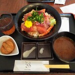 ろく水産 - マル本醤油の海鮮漬け丼　900円