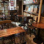 草枕 - 入店してすぐ2人席が４卓あり