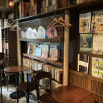 草枕 - 民芸品や文庫本が並べられています