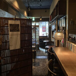 草枕 - 奥にカウンター5席と2人席が1卓あります