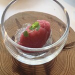 ピエール・ガニェール - シャンパーニュの香るザクロのソルベ　ライムのジュレとレモンバーム