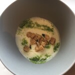 ピエール・ガニェール - 燻製にした根野菜のヴルーテ　シブレットオイル