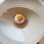ピエール・ガニェール - パンポール産白インゲン豆のスミタン　モルタデッラのグリエ　うずら卵の目玉焼き