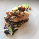 ピエール・ガニェール - “石黒農場”（岩手県）ホロホロ鳥胸肉のポワレ/フォアグラ/いぶりがっこ