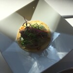 ピエール・ガニェール - ホロホロ鳥もも肉のコンフィーと緑オリーブのクレープ仕立て