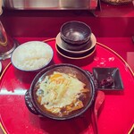 MARUKO - 赤炊き定食(黒毛和牛すじ肉の味噌煮込み)、卵+チーズトッピング　1050円