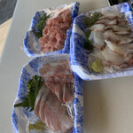 田子の浦港 漁協食堂 - 同じ敷地内で販売されている刺身　安くて新鮮！！
