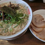 十六代目 哲麺 - 豚骨醤油ラーメン。替玉込み。