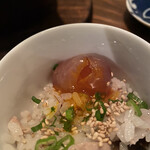 炭火焼鳥コクレ - 未成熟の醤油漬けをかけて頂きます。