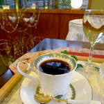 ブラジル屋 - グリーンを基調とするコーヒーカップも良し。お水がワイングラスで出てくるのも驚きだ