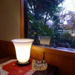 ブラジル屋 - クリスマス気分のテーブルセット、窓の外には日本庭園。静かで豊かな空間だ