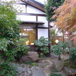 ブラジル屋 - 喫茶店は焙煎工房の右手にあった。思いがけず、和風の庭園が迎えてくれる