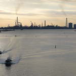 ブラジル屋 - （おまけ） コンビナートの煙突からたなびく煙、そして帰港する漁船。木更津で撮った、お気に入りの一枚です