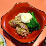 やまや食堂 - 小鉢は食用菊(もってのほか)とほうれん草